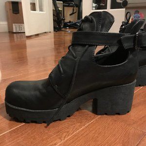 Black Tobi Sz 8 Platform Boot Cut Out w/ Buckle